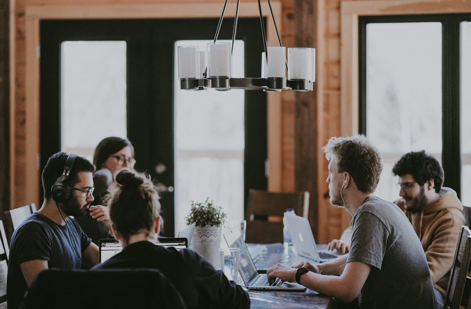Personas reunidas alrededor de una mesa de trabajo