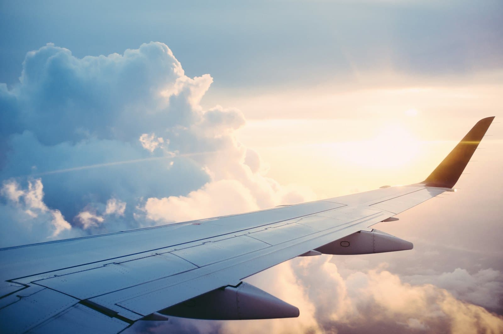 Ala de un avión sobre las nubes
